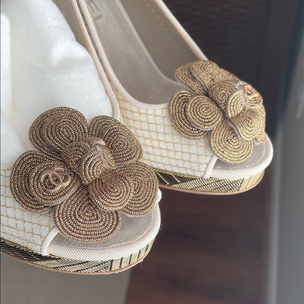 CHANEL Camellia Heels Sandals Slingback size 35 / 5 B gold white flower - Picture 4 of 17